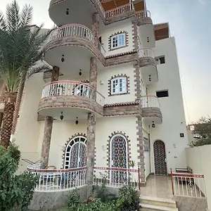 Full Moon House , Луксор Египет